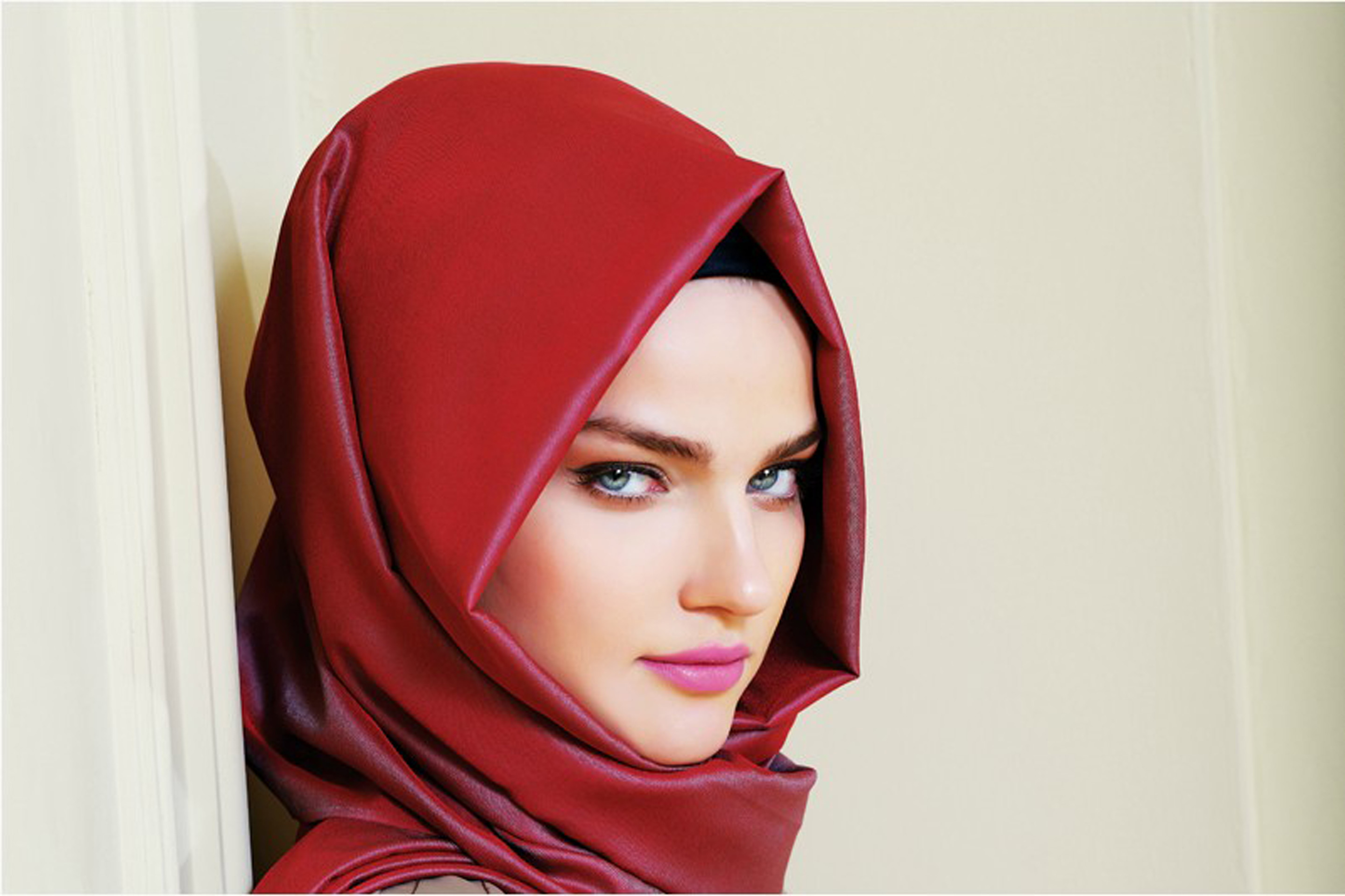 بنت تلبس حجاب احمر